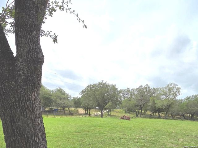 105 Whispering Oaks Dr, Adkins, TX 78101