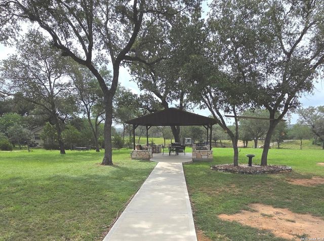 105 Whispering Oaks Dr, Adkins, TX 78101