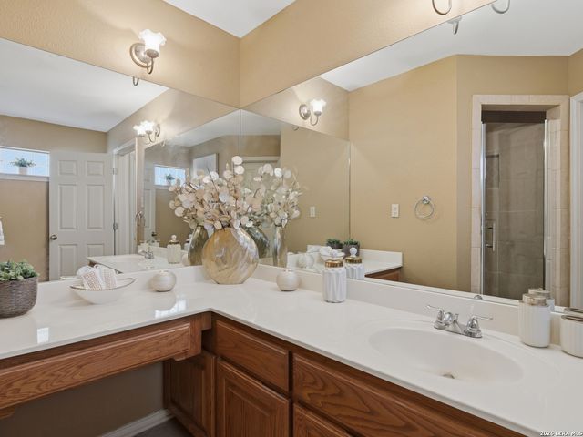 105 Whispering Oaks Dr, Adkins, TX 78101
