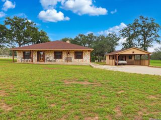 105 Whispering Oaks Dr, Adkins, TX 78101