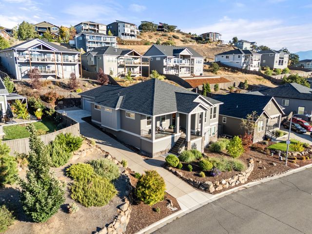 523 W La Strada Circle, Medford, OR 97504