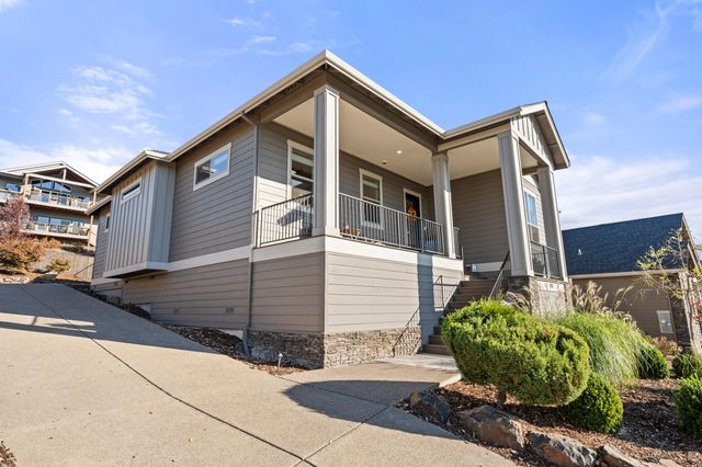 523 W La Strada Circle, Medford, OR 97504