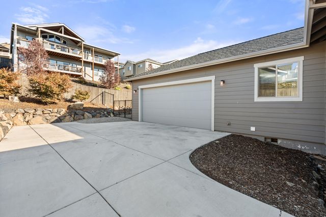 523 W La Strada Circle, Medford, OR 97504