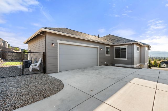 523 W La Strada Circle, Medford, OR 97504