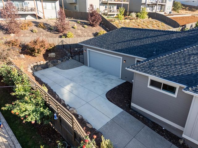 523 W La Strada Circle, Medford, OR 97504