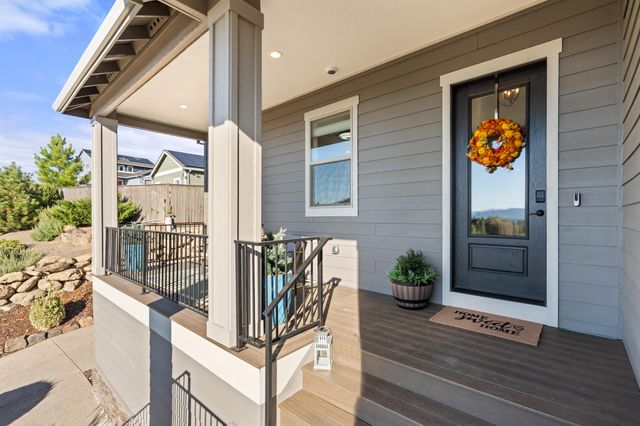 523 W La Strada Circle, Medford, OR 97504