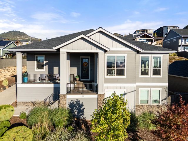523 W La Strada Circle, Medford, OR 97504