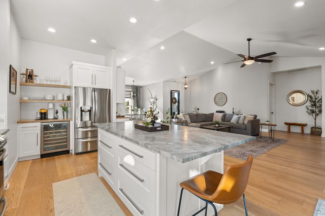 523 W La Strada Circle, Medford, OR 97504