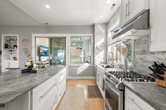 523 W La Strada Circle, Medford, OR 97504
