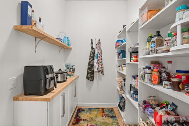 523 W La Strada Circle, Medford, OR 97504