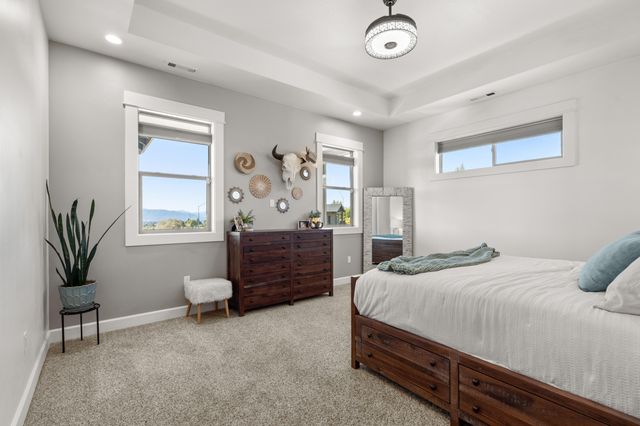 523 W La Strada Circle, Medford, OR 97504