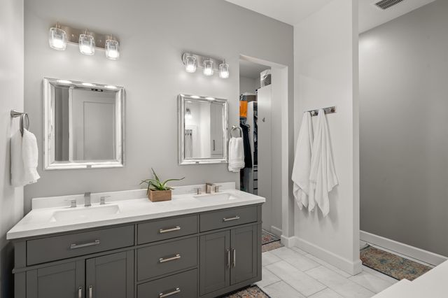 523 W La Strada Circle, Medford, OR 97504
