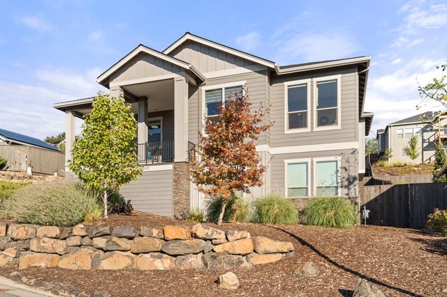 523 W La Strada Circle, Medford, OR 97504
