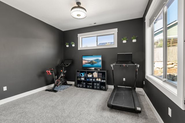 523 W La Strada Circle, Medford, OR 97504