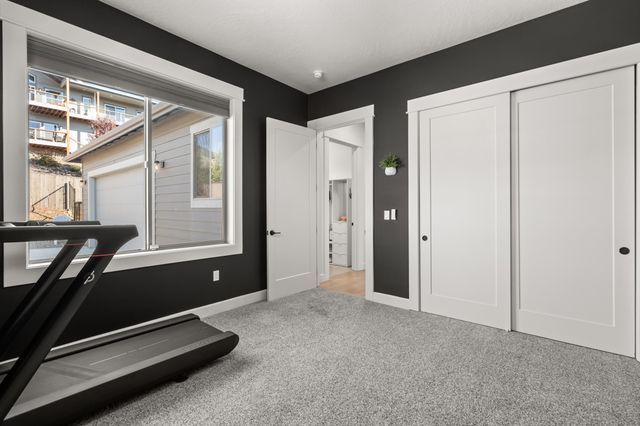 523 W La Strada Circle, Medford, OR 97504