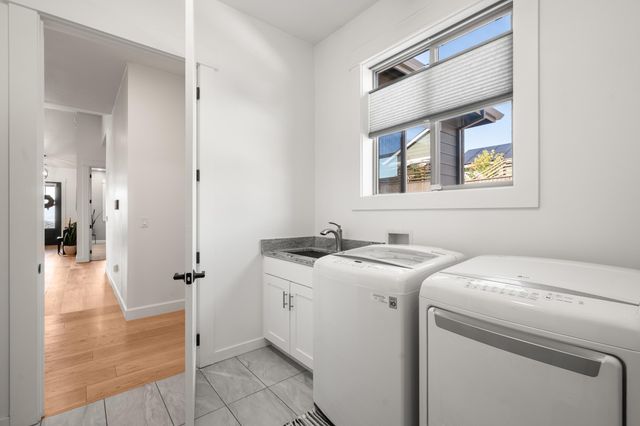 523 W La Strada Circle, Medford, OR 97504