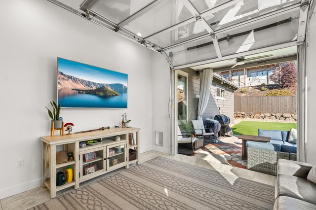 523 W La Strada Circle, Medford, OR 97504
