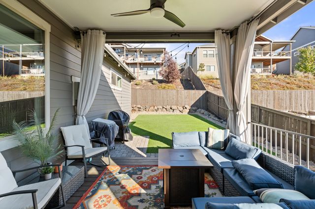 523 W La Strada Circle, Medford, OR 97504