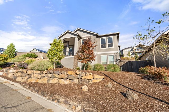 523 W La Strada Circle, Medford, OR 97504