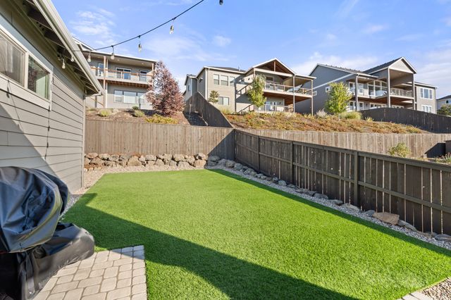 523 W La Strada Circle, Medford, OR 97504