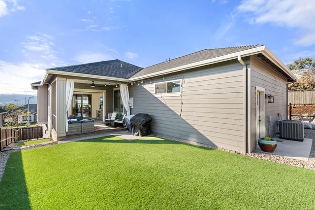 523 W La Strada Circle, Medford, OR 97504