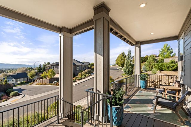 523 W La Strada Circle, Medford, OR 97504