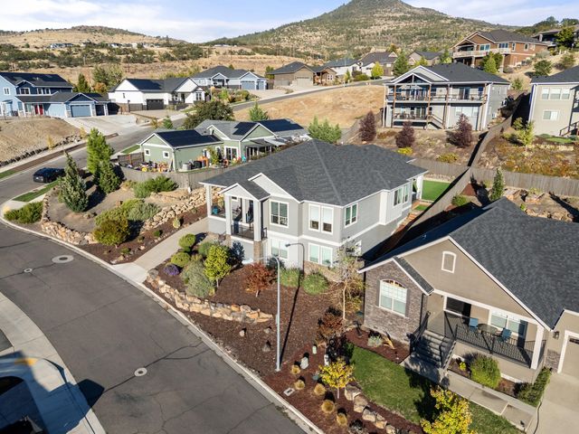 523 W La Strada Circle, Medford, OR 97504