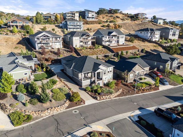 523 W La Strada Circle, Medford, OR 97504