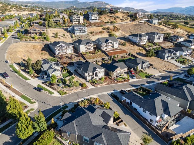 523 W La Strada Circle, Medford, OR 97504