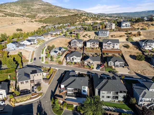 523 W La Strada Circle, Medford, OR 97504
