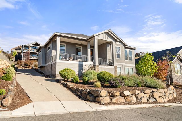 523 W La Strada Circle, Medford, OR 97504