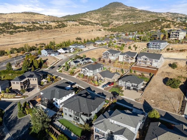 523 W La Strada Circle, Medford, OR 97504
