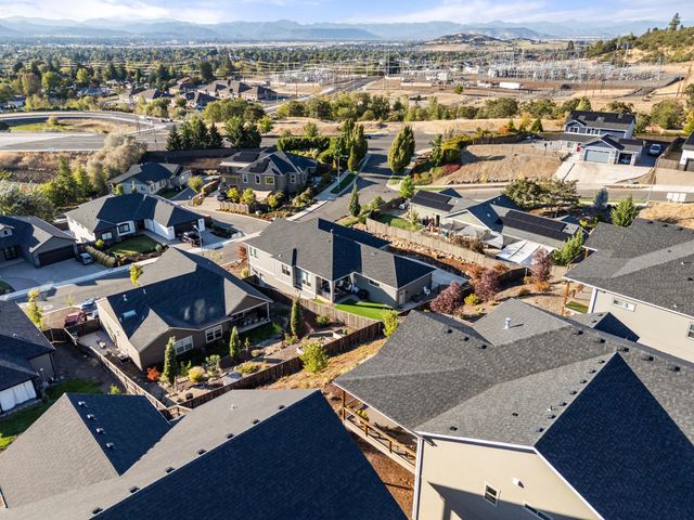 523 W La Strada Circle, Medford, OR 97504