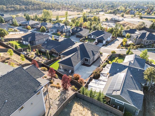 523 W La Strada Circle, Medford, OR 97504