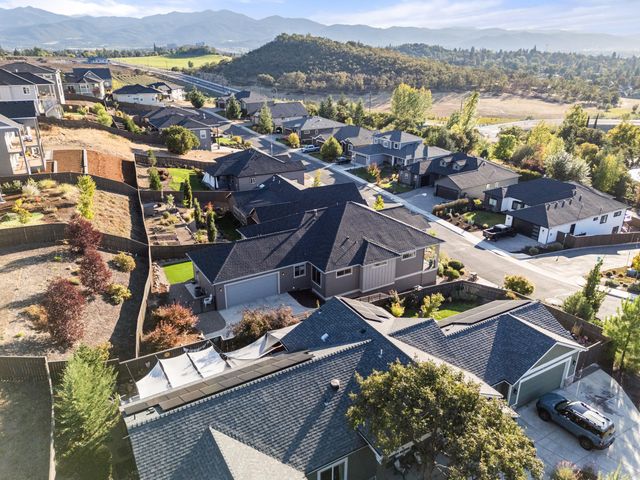 523 W La Strada Circle, Medford, OR 97504
