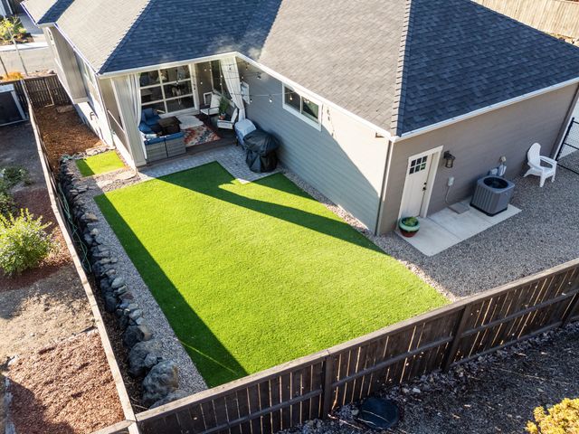 523 W La Strada Circle, Medford, OR 97504