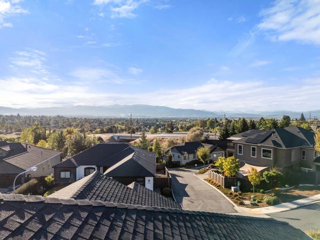 523 W La Strada Circle, Medford, OR 97504