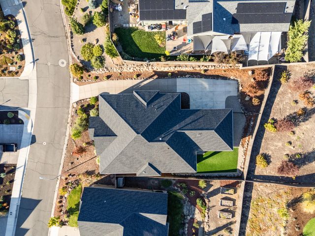 523 W La Strada Circle, Medford, OR 97504