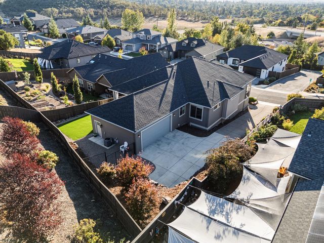 523 W La Strada Circle, Medford, OR 97504