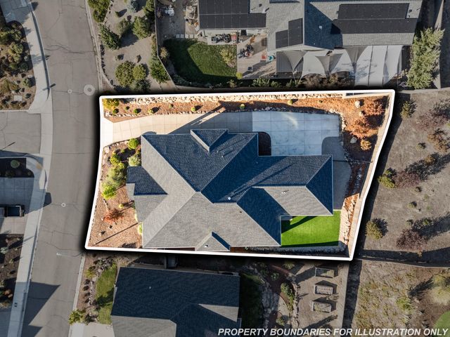 523 W La Strada Circle, Medford, OR 97504