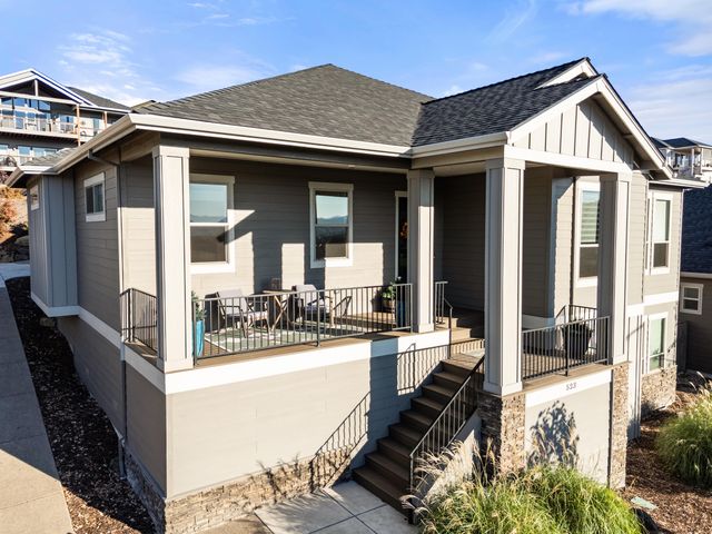 523 W La Strada Circle, Medford, OR 97504