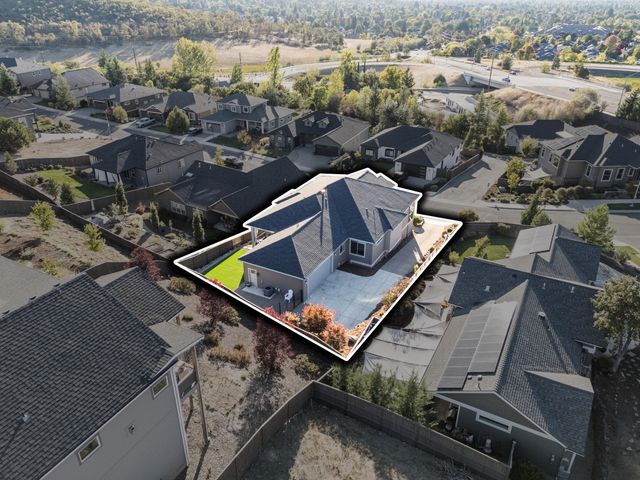 523 W La Strada Circle, Medford, OR 97504