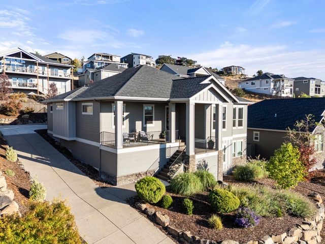 523 W La Strada Circle, Medford, OR 97504