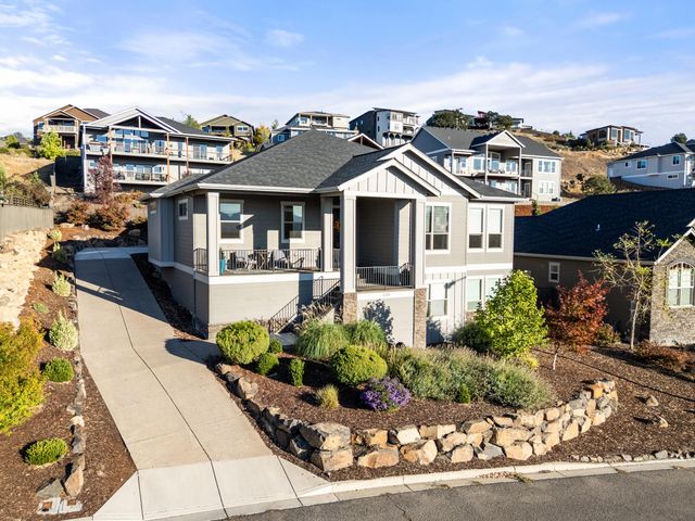 523 W La Strada Circle, Medford, OR 97504