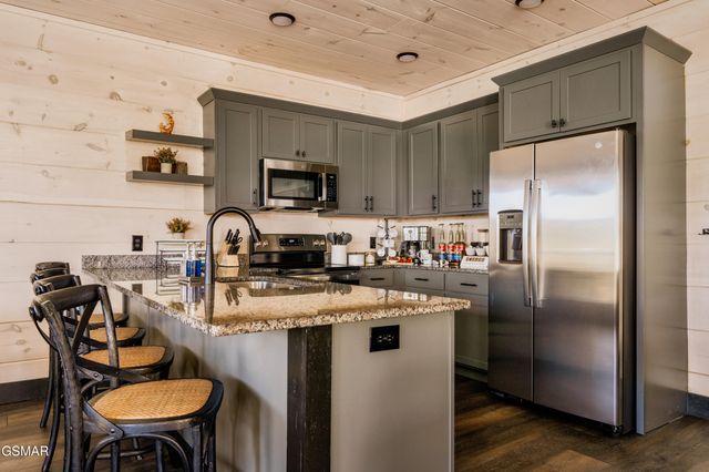 3037 Ridge Top Resort Way, Pigeon Forge, TN 37863