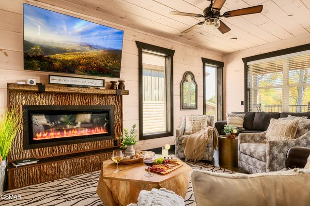 3037 Ridge Top Resort Way, Pigeon Forge, TN 37863