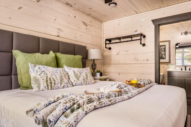 3037 Ridge Top Resort Way, Pigeon Forge, TN 37863