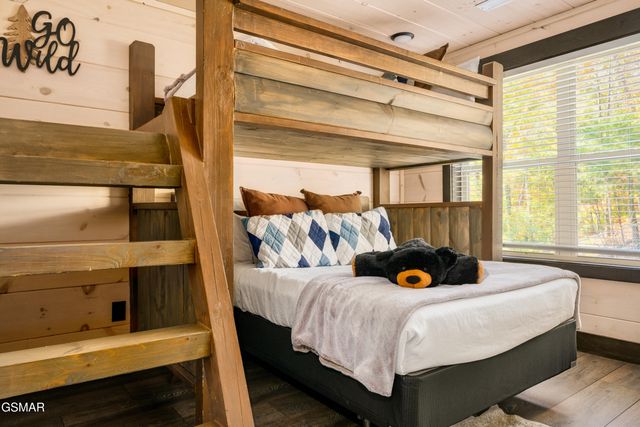 3037 Ridge Top Resort Way, Pigeon Forge, TN 37863