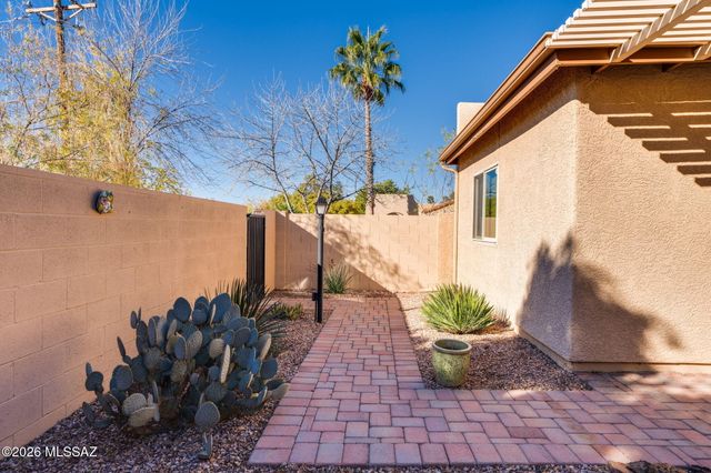 679 W Sunlight Lane, Tucson, AZ 85704