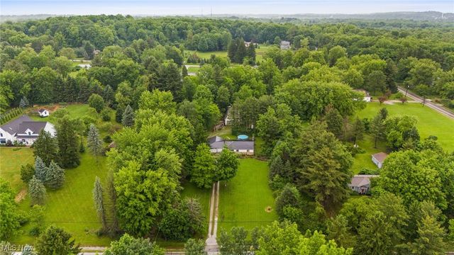 8902 Taylor May Road, Chagrin Falls, OH 44023